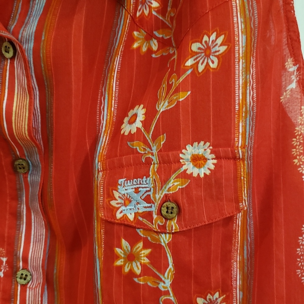 Cute sleeveless blouse.